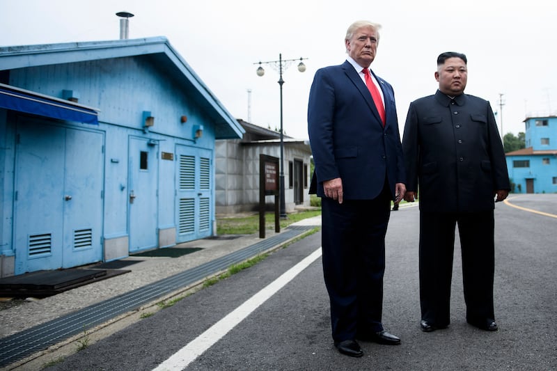 도널드 트럼프 미국 대통령과 김정은 북한 국무위원장이 2019년 6월 30일 한국 판문점 비무장지대(DMZ)에서 회담에 앞서 대화를 나누고 있다.