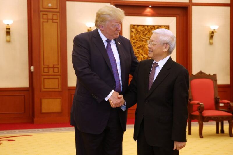 Hình minh hoạ. Tổng thống Mỹ Donald Trump (trái) bắt tay Tổng Bí thư Nguyễn Phú Trọng ở Hà Nội hôm 12/11/2017