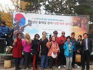 6.25추념공원건립국민운동본부가 주최한 남산 둘레길걷기 행사. 오른쪽에서 세번째가 김석우 이사장.