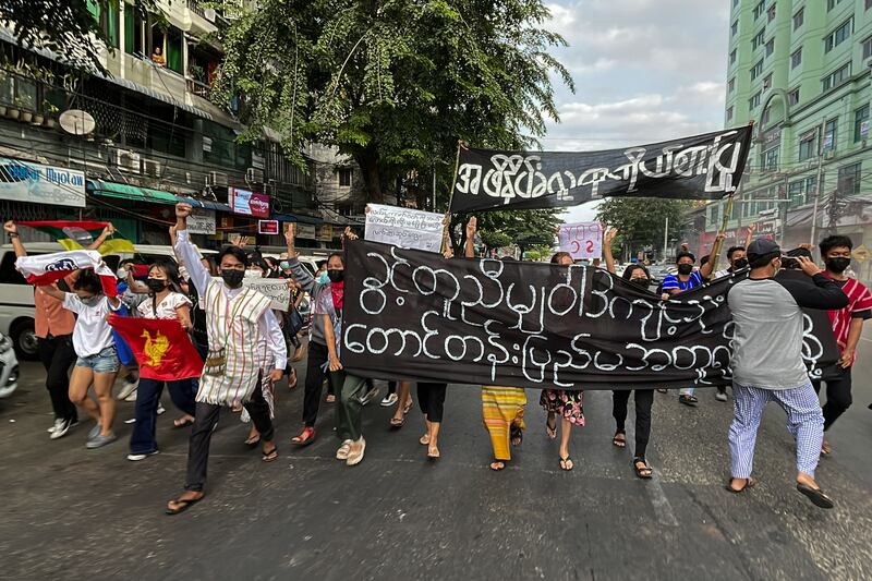 (ရန်ကုန်မြို့ အနော်ရထာလမ်းမှာ ၂၀၂၁၊ ဒီဇင်ဘာ ၂၀ ရက်နေ့က လူငယ်တွေ စစ်အာဏာရှင်ဆန့်ကျင်ဆန္ဒပြစဉ်)