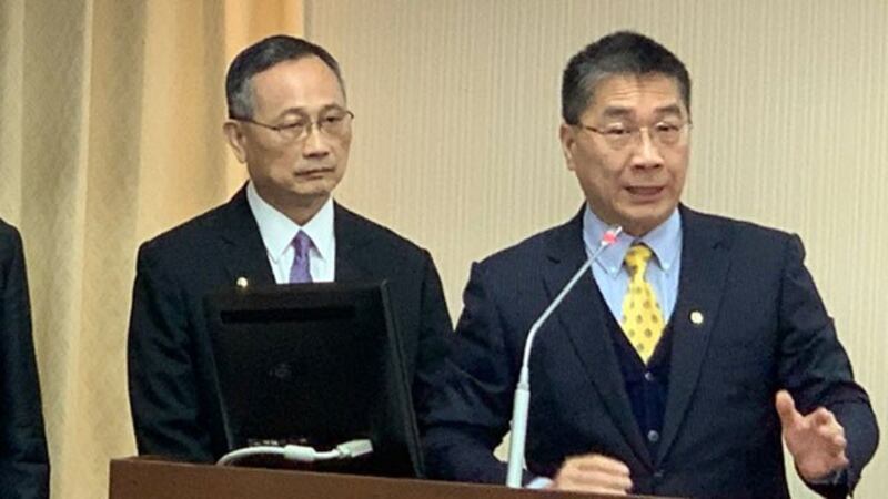在台湾的内政部长徐国勇4日在立院受访、备询。(记者 黄春梅摄)