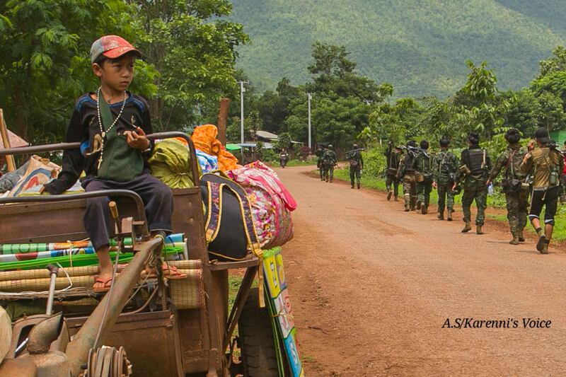 ၂၀၂၃ ခုနှစ်၊ ဇွန် ၁၆ ရက်က မိုးဗြဲမြို့တစ်နေရာသို့ ထပ်မံပြောင်းရွှေ့စစ်ဘေးရှောင်ရန် ပြင်ဆင်နေသည့် ထော်လာဂျီတစ်စီးပေါ်က ကလေးငယ်တစ်ဦးနှင့် ဒေသကာကွယ်ရေးတပ်ဖွဲ့ဝင်တချို့။ (Photo: Karenni's Voice)