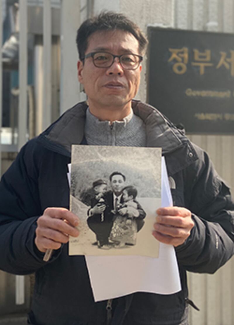14일 서울정부청사 앞에서 부친 황원 씨(당시 MBC PD)의 송환을 요구하는 황인철 1969년 KAL기 납치피해자가족회 대표.