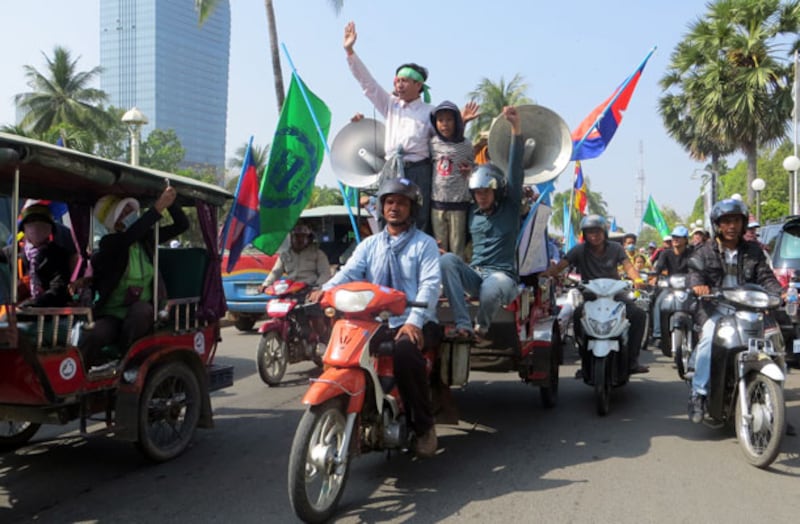 ប្រធានសមាគមប្រជាធិបតេយ្យឯករាជ្យនៃសេដ្ឋកិច្ចក្រៅប្រព័ន្ធ លោក វន់ ពៅ (រូបចងបូក្បាល) ដឹកក្បួនបាតុកម្មទាមទារឲ្យរដ្ឋាភិបាលបញ្ចុះតម្លៃទំនិញកាលពីថ្ងៃទី២៩ ខែធ្នូ ឆ្នាំ២០១៣។