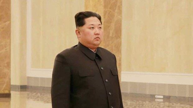 김정은 북한 노동당 위원장이 김정일 국방위원장의 6주기인 17일에 김일성·김정일 시신이 안치된 평양 금수산태양궁전을 참배했다고 노동당 기관지 노동신문이 18일 보도했다. 사진은 참배하는 김정은 위원장의 모습. 사지