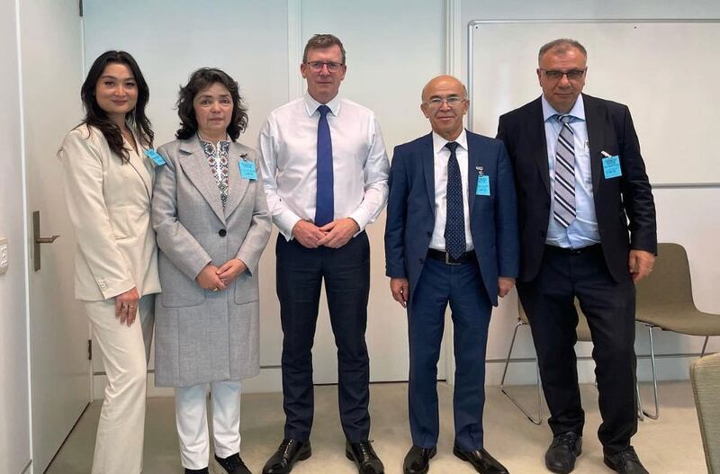 دۇنيا ئۇيغۇر قۇرۇلتىيى ۋە ئاۋسترالىيەدىكى ئۇيغۇر جەمئىيەتلىرىنىڭ مەسئۇللىرى ئاۋسترالىيە پارلامېنتىدا پارلامېنت ئەزالىرى ۋە ھۆكۈمەت رەھبەرلىرى بىلەن ئۇچراشتى. 2022-يىلى 23-نويابىر.