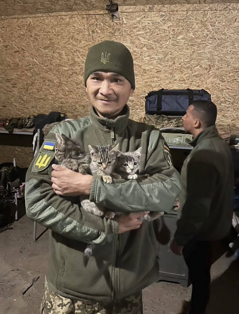 來自台灣高雄的吳忠達（圖左）育有3名子女，去年12月首次赴烏克蘭前線，後因大腿受傷回台養傷，至今7月初再度參戰。（黃春生牧師社交媒體圖片）