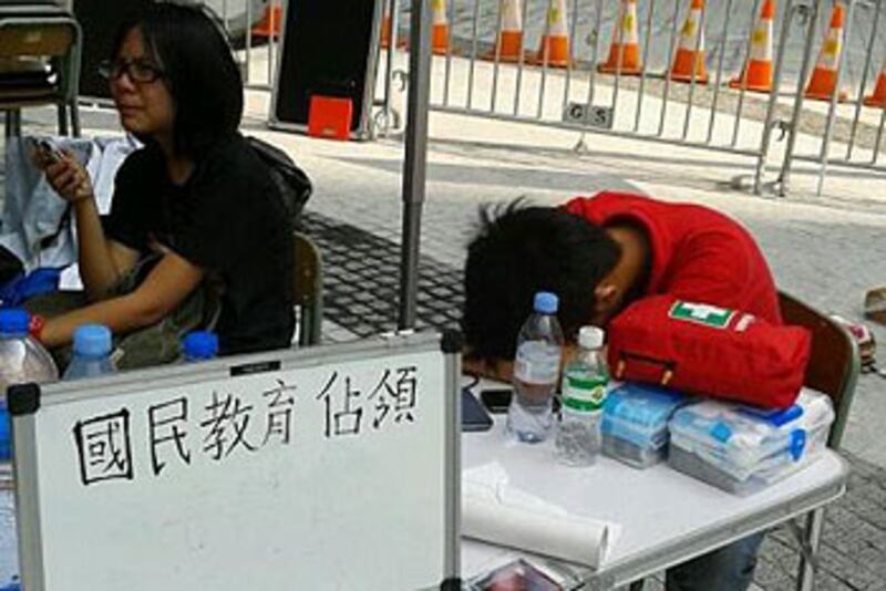 2012年8月31日，有學民思潮通宵留守政府總部的成員顯得疲累，伏在枱上休息。（學民思潮提供）