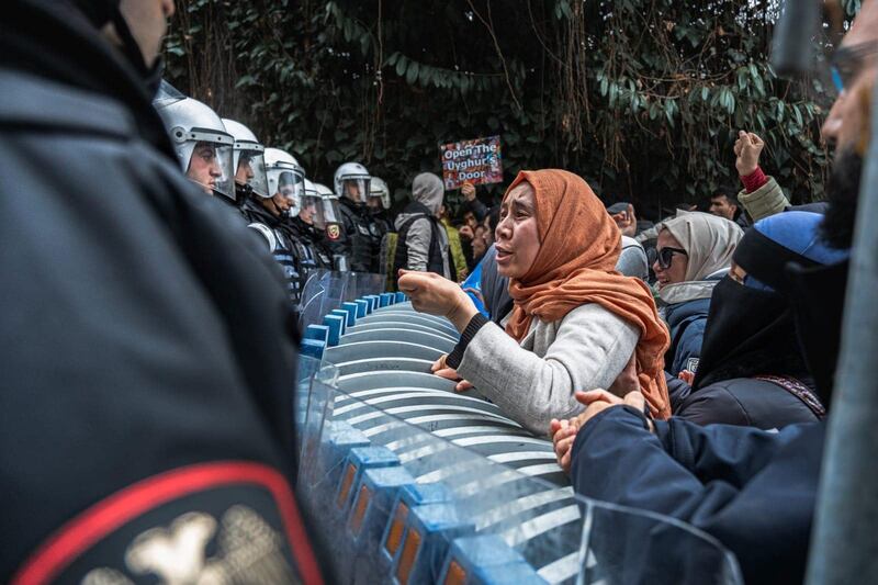 24-نويابىر ئۈرۈمچىدە يۈز بەرگەن ئوت ئاپىتى سەۋەبىدىن ئىستانبۇلدىكى خىتاي كونسۇلخانىسى ئالدىدا نامايىش ئېلىپ بېرىۋاتقان ئۇيغۇرلارنى تۈرك ساقچىلىرى توسۇپ، تارقىتىۋېتىشكە ئۇرۇنماقتا. 2022-يىلى 30-نويابىر، تۈركىيە.