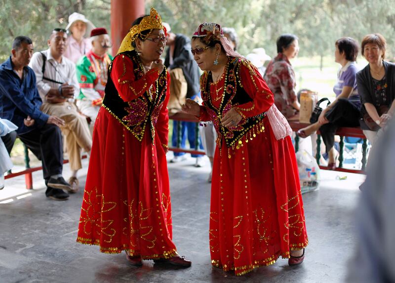 ئۇيغۇرلارنىڭ ئەنئەنىۋى مىللىي كىيىملىرىنى كىيىۋالغان خىتايلارنىڭ ئۇيغۇر ئۇسسۇلىنى مەيدان ئۇسسۇلى قىلىپ دوراپ ئويناۋاتقان كۆرۈنۈشى. 2010-يىلى 23-ماي، بېيجىڭ.