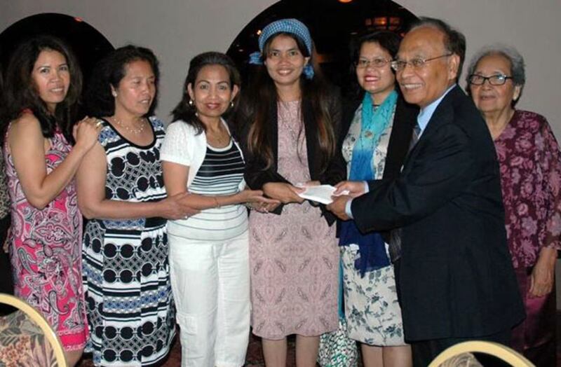 សកម្មជន​ដីធ្លី អ្នកស្រី យ៉ោម បុប្ផា (រូប​ជួត​ក្បាល​ក្រមា) ជាមួយ​សហគមន៍​ខ្មែរ​នៅ​រដ្ឋ​វីជីនៀ សហរដ្ឋ​អាមេរិក កាល​ពី​ថ្ងៃ​ទី​២៧ មិថុនា ២០១៤។