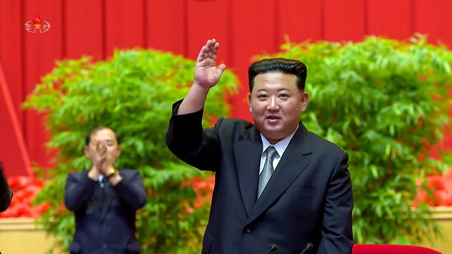 김정은 북한 국무위원장 주재하에 지난 2일부터 6일까지 평양 4.25문화회관에서 노동당 각급 당위원회 조직부 당생활지도 부문 일군(간부) 특별강습회가 열렸다고 조선중앙TV가 7일 보도했다. 김 위원장이 강습회 참가자들에게 손을 들어 답례하고 있다.