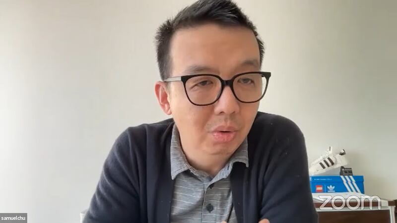 港人組織「The Campaign for Hong Kong」創辦人朱牧民（Samuel Chu）在一個網絡研討會上表示，香港人和烏克蘭人的遭遇有很多共通點。（影片截圖） 