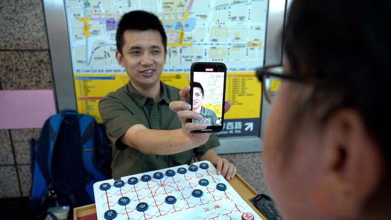 金希自拍视频当博主,分享视障者在台湾的生活。(李宗翰摄影)