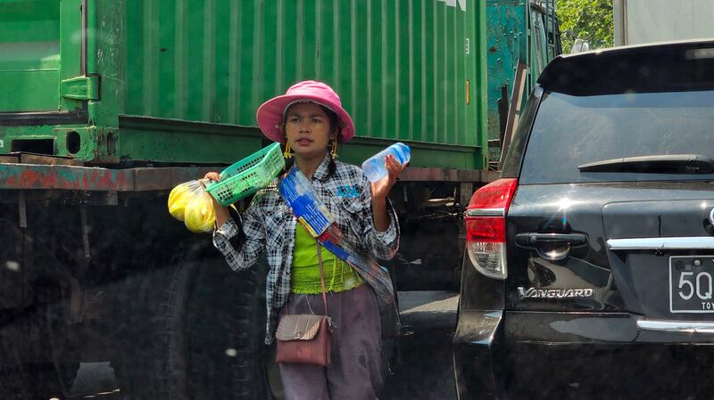 ရန်ကုန်မြို့ လမ်းမများပေါ်တွင် အလုပ်လုပ်နေကြသူများအား ၂၀၂၄ ခုနှစ် ဧပြီလ ၃၀ ရက်နေ့က တွေ့ရစဥ်။ (Photo: RFA)