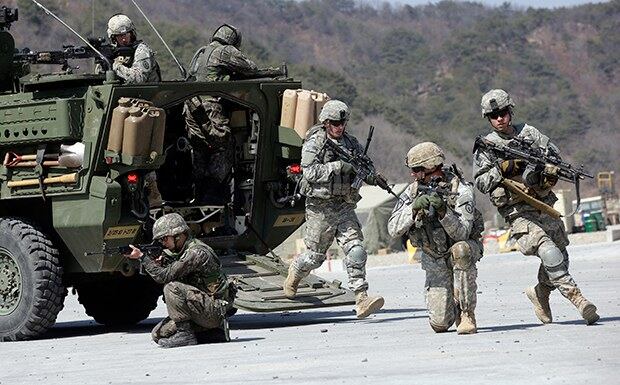 주한미군과 한국군이 합동 군사훈련을 하고 있다.
