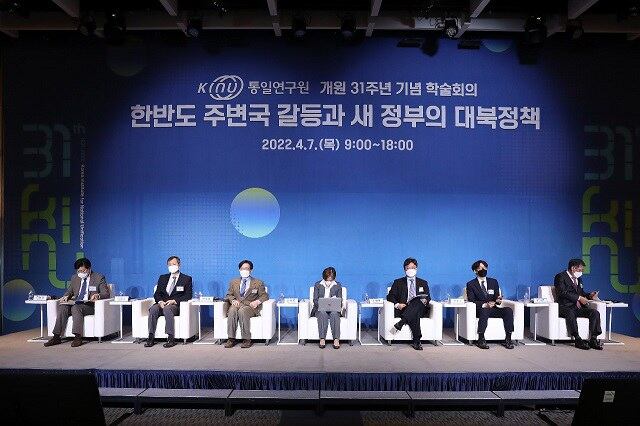 박형중 통일연구원 석좌연구위원, 정성윤 통일연구원 연구위원은 7일 통일연구원 개원 31주년 기념 학술회의에서 북한이 당분간 핵ㆍ미사일 능력 증강에 매진할 것이며 이러한 움직임이 오히려 역효과를 부를 수 있다고 예상했습니다.