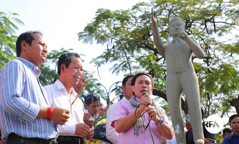 (ពីឆ្វេង) លោក ប៉ាវ ស៊ីណា ប្រធាន​សម្ព័ន្ធ​សហជីព​ចលនា​កម្មករ លោក រ៉ុង ឈុន​ ប្រធាន​សហភាព​សហជីព​កម្ពុជា និង​លោក វន់ ពៅ ​ប្រធាន​សមាគម​ប្រជាធិបតេយ្យ ឯករាជ្យ​នៃ​សេដ្ឋកិច្ច​ក្រៅ​ប្រព័ន្ធ ចូលរួម​ពិធី​គោរព​វិញ្ញាណក្ខន្ធ​ប្រធានសហជីព​សេរីកម្មករ នៃ​ព្រះរាជាណាចក្រ​កម្ពុជា លោក ជា វិជ្ជា នៅ​ទីតាំង​ស្ដូប​រូប​សំណាក នៅ​ជិត​វត្ត​លង្កា រាជធានី​ភ្នំពេញ នៅ​ថ្ងៃ​ទី២២ ខែ​មករា ឆ្នាំ​២០២០។