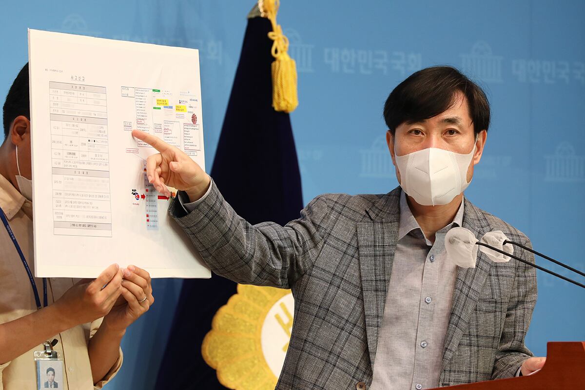 국민의힘 하태경 의원이 18일 서울 여의도 국회 소통관에서 원전ㆍ핵연료 원천기술 보유한 한국원자력연구원 내부 시스템에 북한 해커 추정 세력을 포함한 13개 외부 IP의 비인가 침입이 확인됐다고 주장하고 있다.