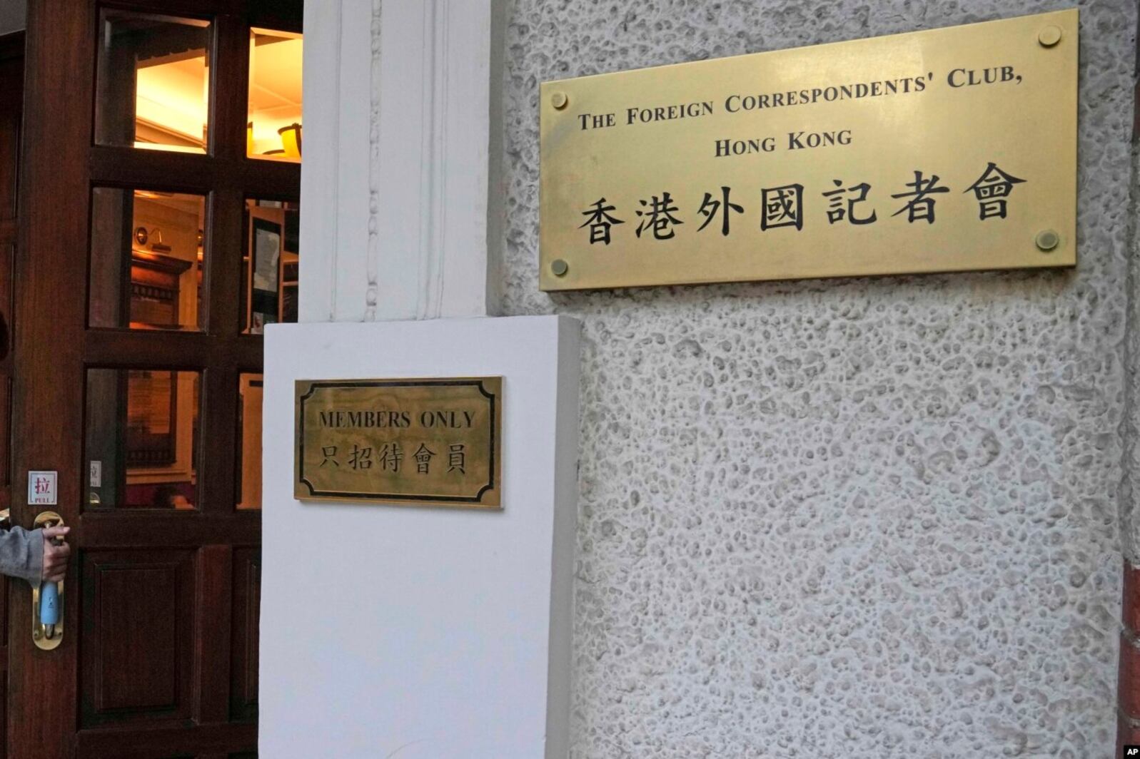 FCC会长威廉逊(Lee Williamson)在报告中强调,虽然今日香港的新闻自由不如以往,但记者更不应因此退缩。