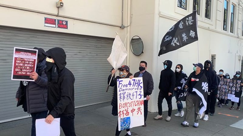 2021年3月7日，凯文·格兰特在旧金山中国领事馆外参加香港抗争集会。（孙诚拍摄）