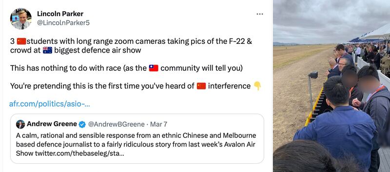 澳大利亞國防安全專家派克(Lincoln Parker)發現3名中國男子使用專業相機拍攝展覽的戰鬥機和人群。(派克提供給《每日郵報》圖片 及 推特截圖)