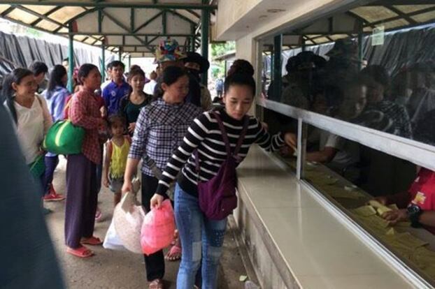 ប្រជាពលរដ្ឋទិញសំបុត្រឆ្លងដែននៅច្រកទ្វារព្រំដែនអន្តរជាតិប៉ោយប៉ែត ខេត្តបន្ទាយមានជ័យ ដើម្បីទៅផ្សាររ៉ុងក្លឿ ប្រទេសថៃ នៅថ្ងៃទី២៧ ខែសីហា ឆ្នាំ២០១៧។