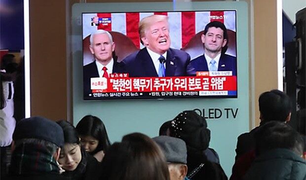 지난달 31일 서울역에서 시민들이 도널드 트럼프 미국 대통령의 새해 국정연설 방송을 지켜보고 있다.