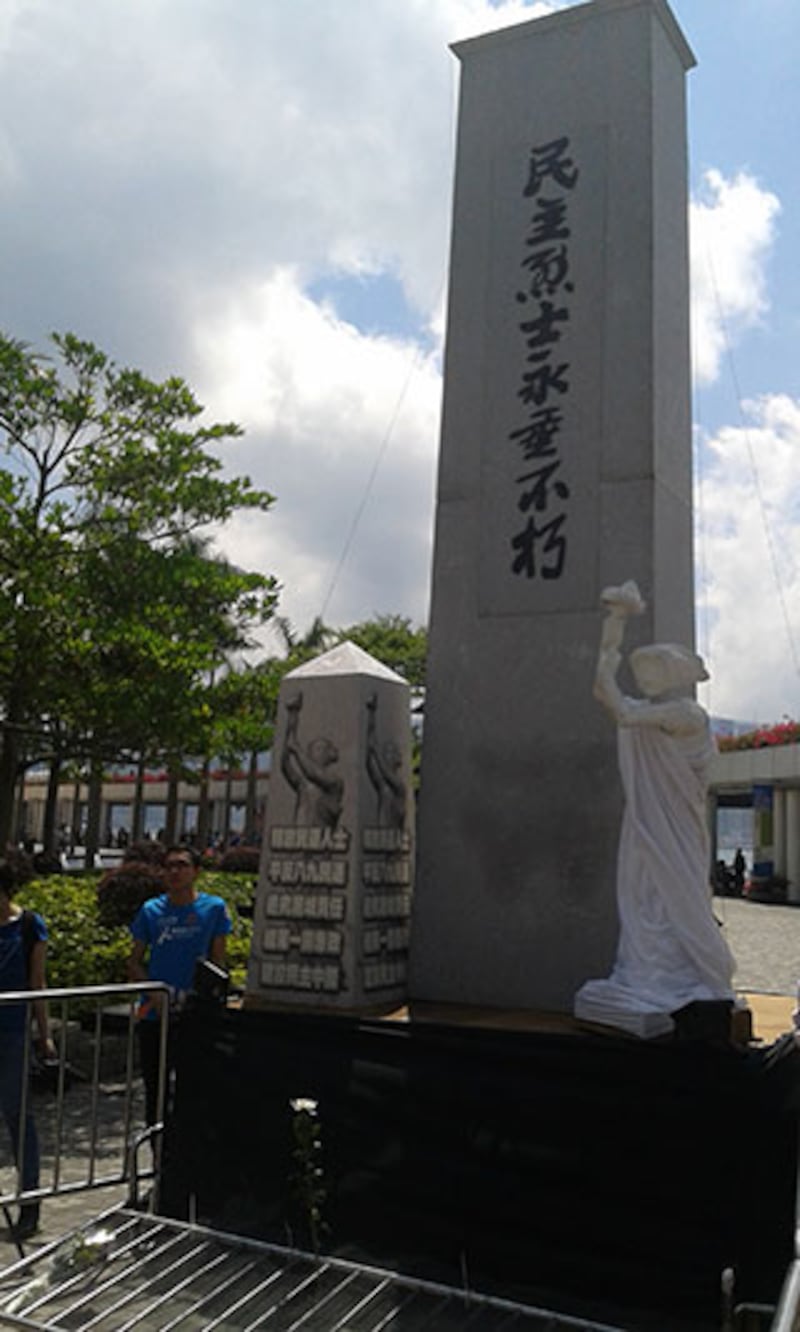 2015年4月5日,尖沙嘴鐘樓旁設置民主烈士紀念碑及民主女神像。(戴維森攝)