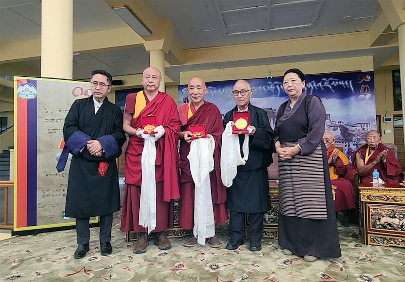 བོད་རང་དབང་འཐབ་རྩོད་པའི་ལྷན་འཛོམས་ཐོག་དགའ་ལྡན་ཕོ་བྲང་གི་ཐུཊ་འགན་བཞེས་མཁན་ལ་ཐུགས་རྗེ་ལེཊ་འབུལ་ཞུས་པ།
