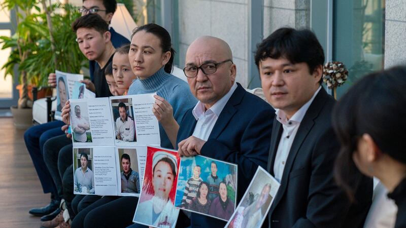 新疆哈萨克族穆斯林五个家庭成员与蓬佩奥座谈。(蓬佩奥推特)