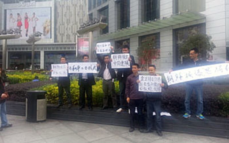 2013年2月16日，網友在天河城抗議不久，部份人被警察帶往派出所問話。(參與網友提供)