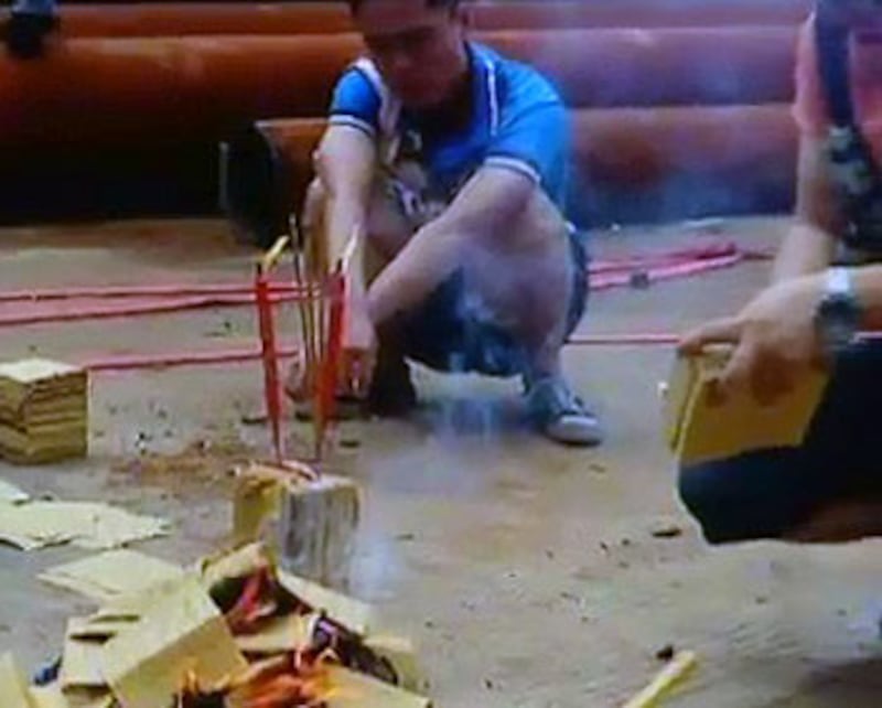 8月27日,邵陽自來水公司退休職工持汽油彈襲擊高層,造成3死4傷,事發後有民眾在附近燒衣紙拜祭死者。(網民提供)