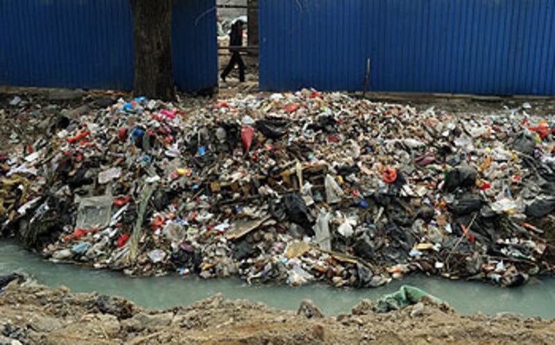 2012年3月16日，北京運河邊堆放的垃圾。（AFP PHOTO/Mark RALSTON）