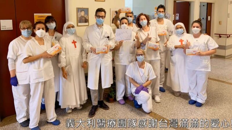 意大利医疗团队收到第一批防疫物资对台湾表达感谢。（罗东圣母医院提供）