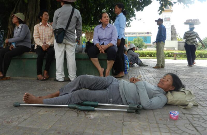 ស្ត្រី​ពិការ ឃីម ខុន មក​ពី​ភូមិ​ស្រអែម​ខាង​ត្បូង ឃុំ​កន្ទួត ស្រុក​ជាំក្សាន្ត ខេត្ត​ព្រះវិហារ ចូលរួម​តវ៉ា​នៅ​ខាង​មុខ​វត្ត​បទុមវតី សុំ​អន្តរាគមន៍​ពី​លោក​នាយក​រដ្ឋមន្ត្រី ហ៊ុន សែន ដោះស្រាយ​បញ្ហា​ដីធ្លី កាល​ពី​ថ្ងៃ​ទី១៨ ខែ​ឧសភា ឆ្នាំ​២០១៣។