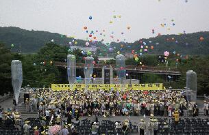 사진은 황해도가 고향인 실향민들이 경기도 파주 임진각에 모여 북녘 고향땅에 대북 전단을 날리고 있는 모습.