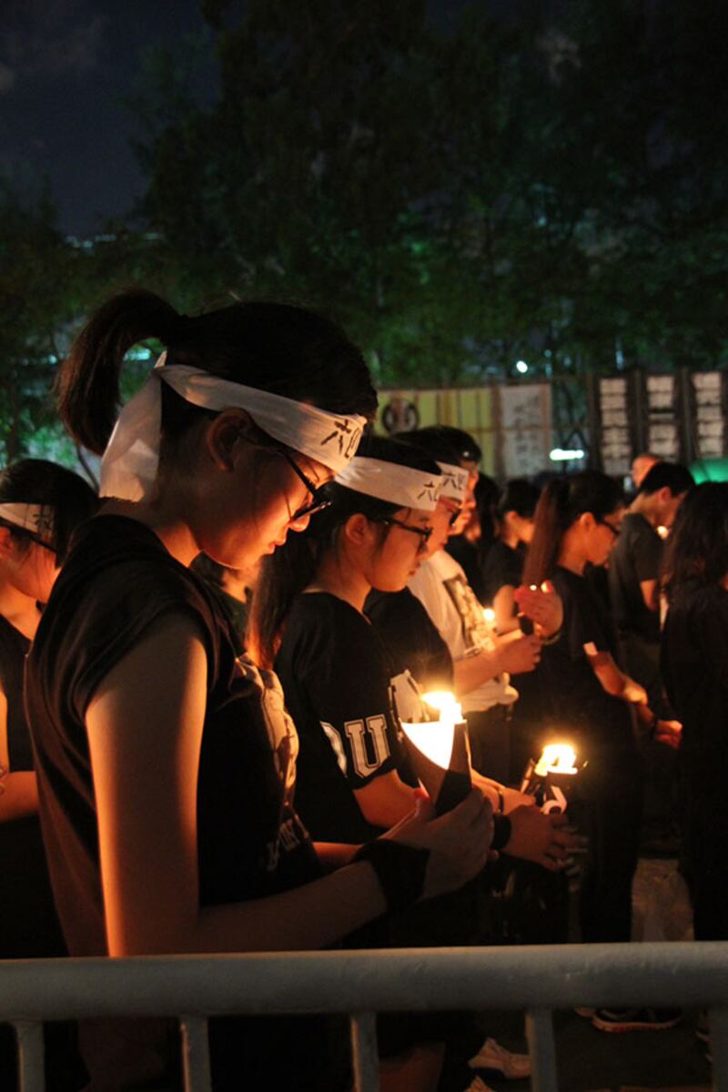 2014年6月4日，每一年的六四燭光晚會，紛紛響應的市民擠滿了香港維園，當中不乏見到學生的背影。(粵語部文宇晴 攝)