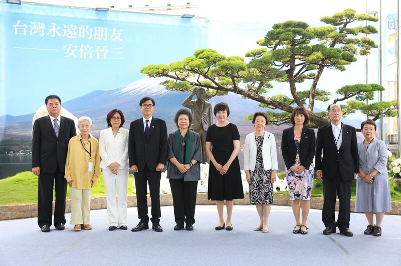 日本前首相安倍晋三遗孀安倍昭惠18日赴高雄红毛港保安堂安倍雕像前致意。(高雄市长陈其迈脸书)