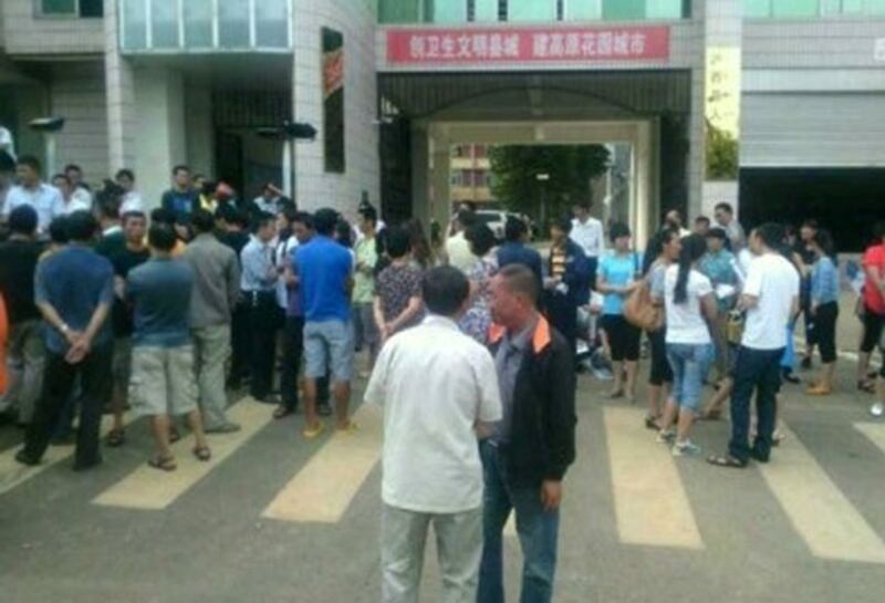瀘西縣氮肥廠逾千名下崗工人整日在中樞鎮政府辦公室門外，現場未見有警察，他們亦沒有對交通造成影響。（現場人士提供） 