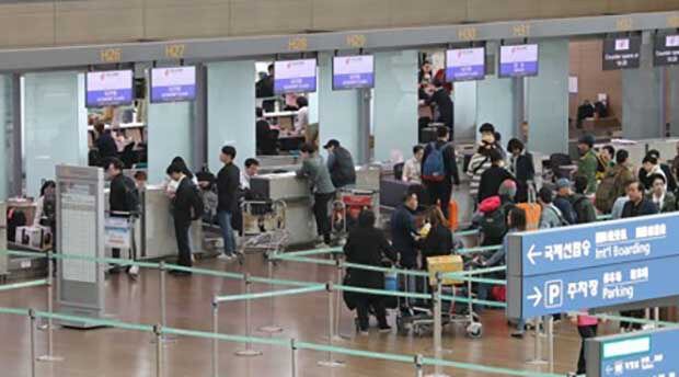 인천공항 출국장에서 승객들이 탑승수속을 하고 있는 모습. 