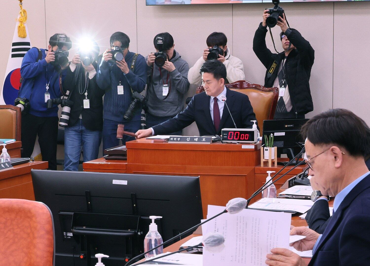 지난 17일 열린 국회 외교통일위원회 전체회의에서 한미동맹 70주년 기념 양국 관계 지속발전 촉구 특별 결의안이 통과되고 있다.