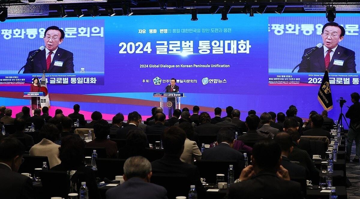 지난해 11월 서울 종로구 JW메리어트동대문호텔에서 열린 '2024 글로벌 통일대화' 개막식에서 김관용 민주평화통일자문회의 수석부의장이 개회사를 하고 있다.
