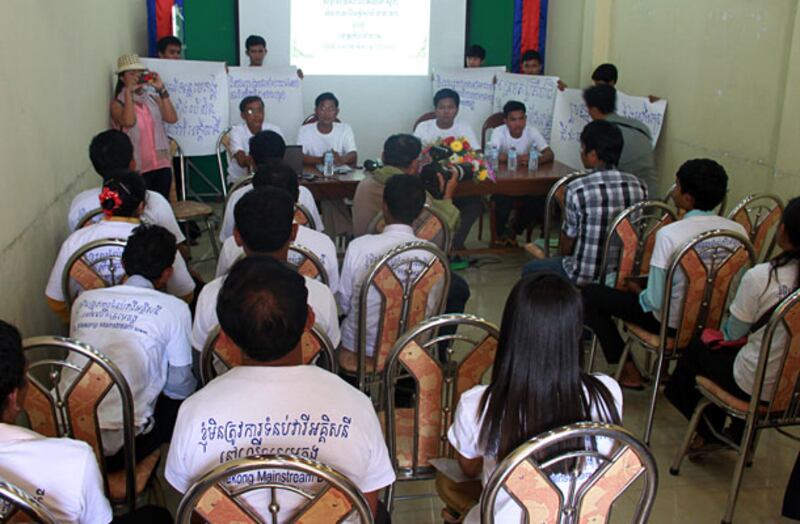 អង្គការសង្គមស៊ីវិលនិងពលរដ្ឋធ្វើសន្និសីទកាសែតអំពីជំហរប្រឆាំងការសាងសង់ទំនប់វារីអគ្គិសនីដនសាហុង នាក្រុងកំពង់ចាម នៅថ្ងៃទី៣១ មីនា ឆ្នាំ២០១៤ ក្រោយអាជ្ញាធរមិនអនុញ្ញាតឲ្យធ្វើវេទិកាសាធារណៈ។