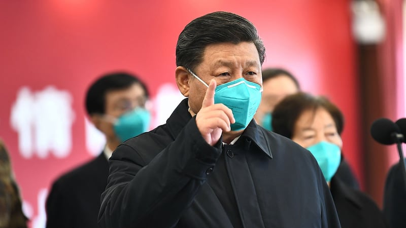 2020年3月10日,习近平在武汉市火神山医院指挥中心通过远程会诊平台,同正在病区工作的医务人员代表视频连线。(法新社)