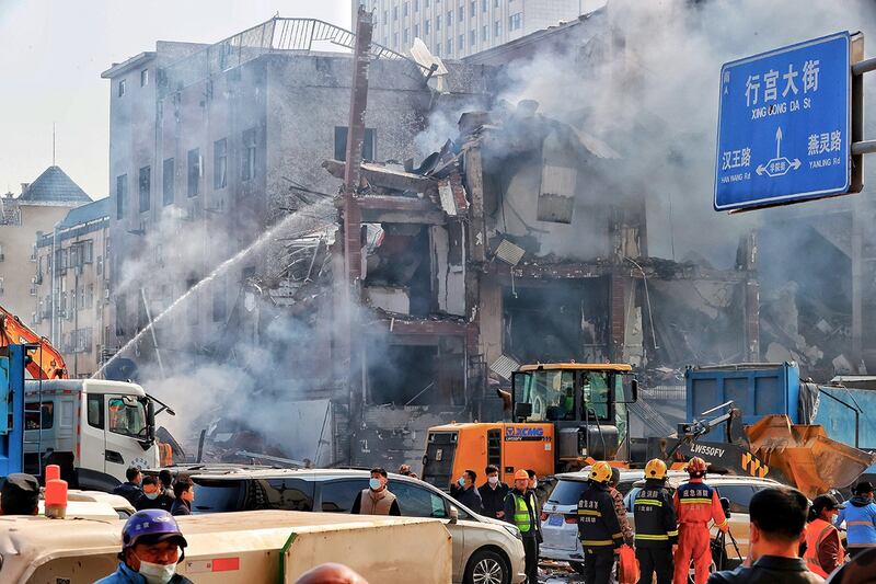 与北京相邻的河北三河燕郊镇迎宾路一栋楼房3月13日上午突然爆炸,附近多栋建筑受损严重。(China Daily via REUTERS)