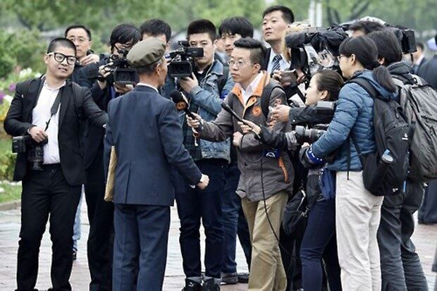 '김정은 시대'의 선포를 공식화하는 북한의 제7차 노동당 대회가 6일 개막했다. 사진은 당 대회와 관련 외신 기자들이 열띤 취재 경쟁을 벌이고 있다.
