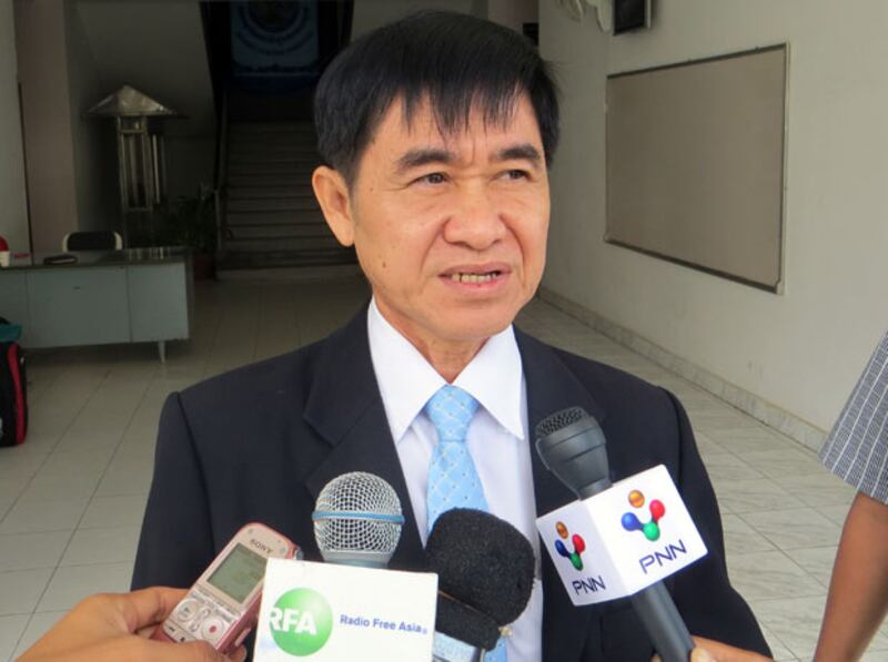 មន្ត្រី​អ្នក​នាំ​ពាក្យ គ.ជ.ប ថ្លែង​ទៅ​កាន់​អ្នក​សារព័ត៌មាន​ក្រោយ​ជំនួប​រវាង​គណៈកម្មការ​ចំពោះ​កិច្ច គ.ជ.ប ជាមួយ​សហភាព​អឺរ៉ុប នៅ​ថ្ងៃ​ទី​១៧ កក្កដា ឆ្នាំ​២០១៥។