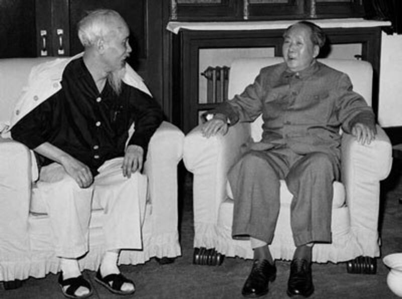 Hồ chí Minh và Mao Trạch Đông (ảnh tư liệu)