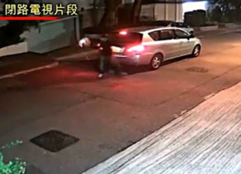 2015年1月12日，一名男子凌晨到黎智英位於何文田的寓所大閘外，燃點手上玻璃樽，並投擲向黎智英寓所門口。（蘋果日報截圖）